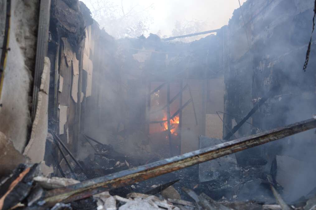В Днепре на Капитальной горел двухэтажный дом: владелец дома получил ожоги