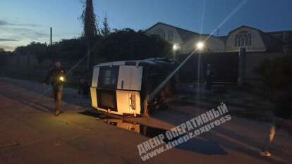 В Днепре на Передовой маршрутка врезалась в забор и перевернулась: пострадал водитель