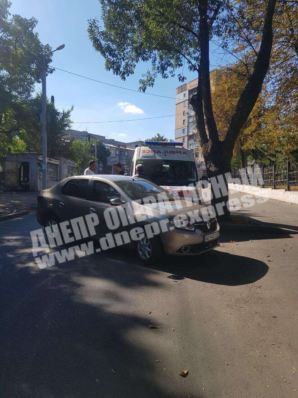 В Днепре легковушка врезалась в автомобиль скорой помощи: фото
