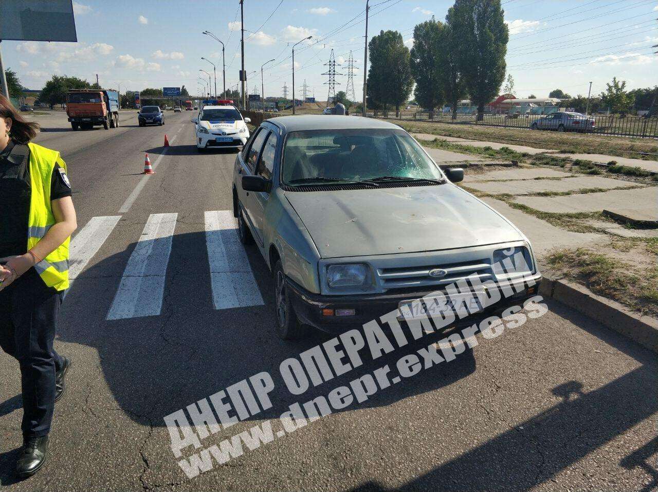 В Днепре на Донецком шоссе легковой автомобиль Ford Sierra сбил мужчину. Пострадавшего госпитализировали. Новости Днепра