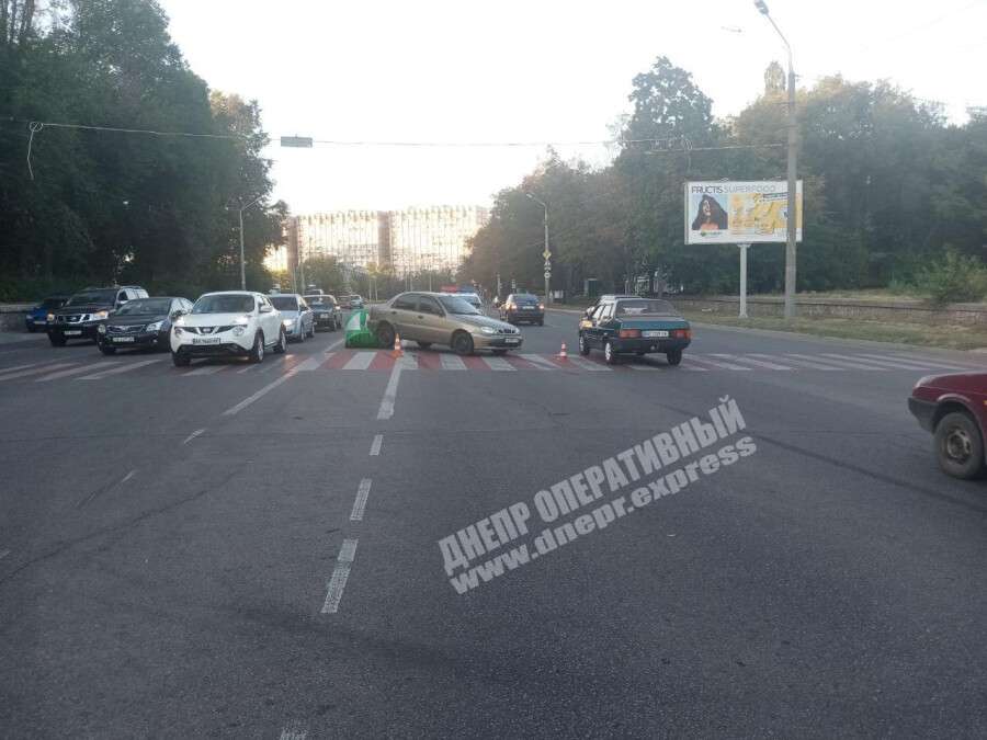 В Днепре на Запорожском шоссе Mercedes "зацепил" Daewoo: автомобиль вынесло в отбойник