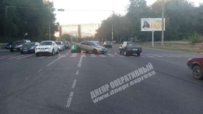 В Днепре на Запорожском шоссе Mercedes "зацепил" Daewoo: автомобиль вынесло в отбойник