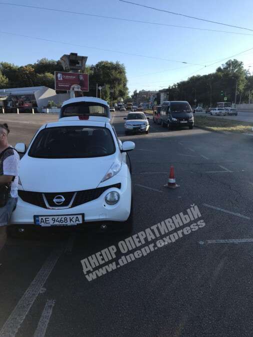 В Днепре на проспекте Богдана Хмельницкого ВАЗ врезался в Nissan
