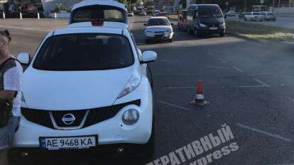 В Днепре на проспекте Богдана Хмельницкого ВАЗ врезался в Nissan
