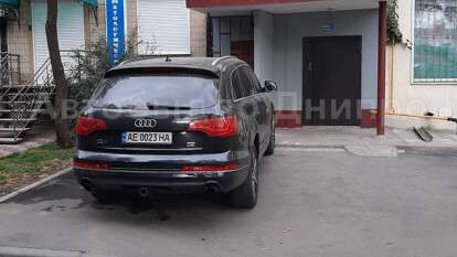 В Днепре автохам регулярно ставит свою Audi под окнами многоэтажки.jpg