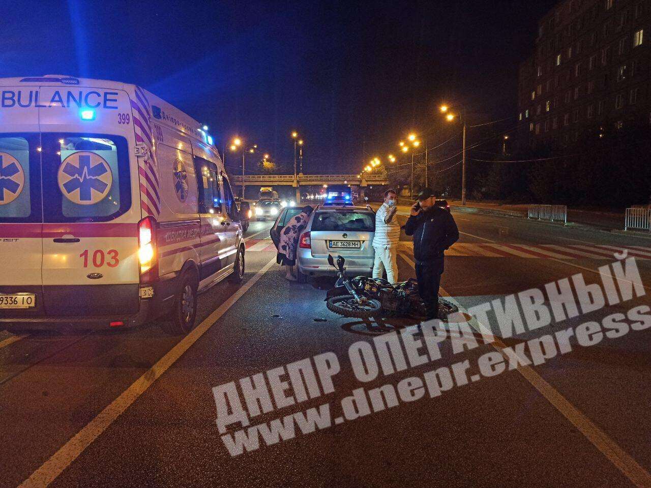 В Днепре на Слобожанском столкнулись легковушка и мотоцикл: есть пострадавшие