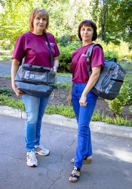 Соцработникам Днепра доставили брендированные сумки и рюкзаки для работы