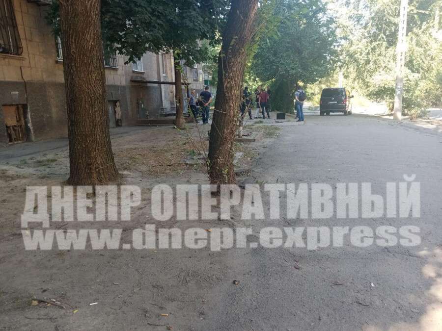 В Днепре на Новоорловской полиция проводила спецоперацию по задержанию квартирных воров.jpg
