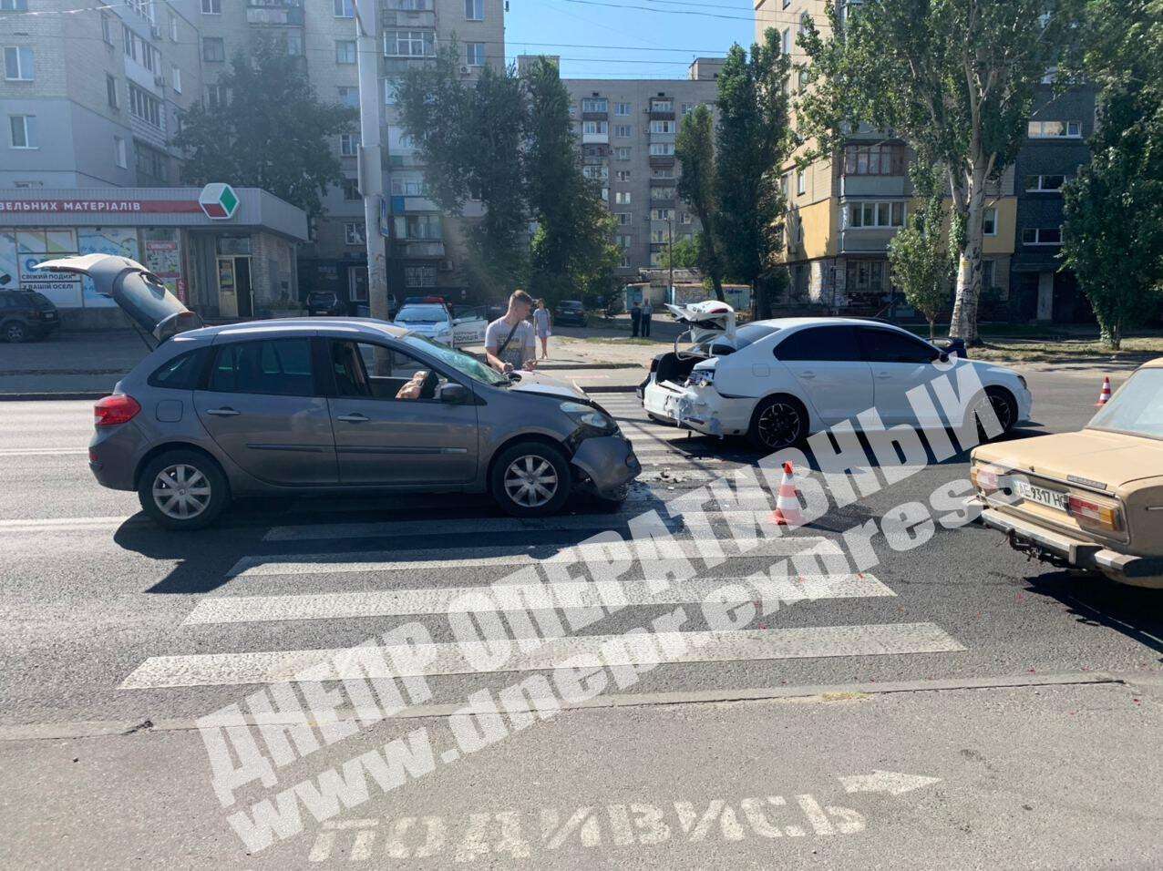 В Днепре на улице Калиновая сегодня, 11 сентября, произошла авария с участием трех автомобилей: Volkswagen, Renault и Mercedes. Новости Днепра