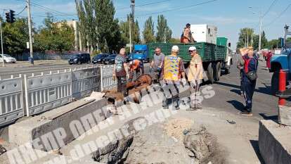 В Днепре на Слобожанском проспекте ремонтируют канализационный коллектор, движение затруднено. Видео. Новости Днепра