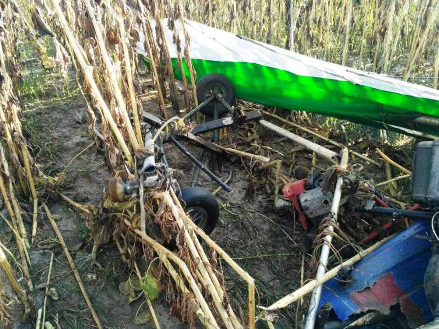 В Житомирской области упал дельтаплан, который обрабатывал поля.jpg
