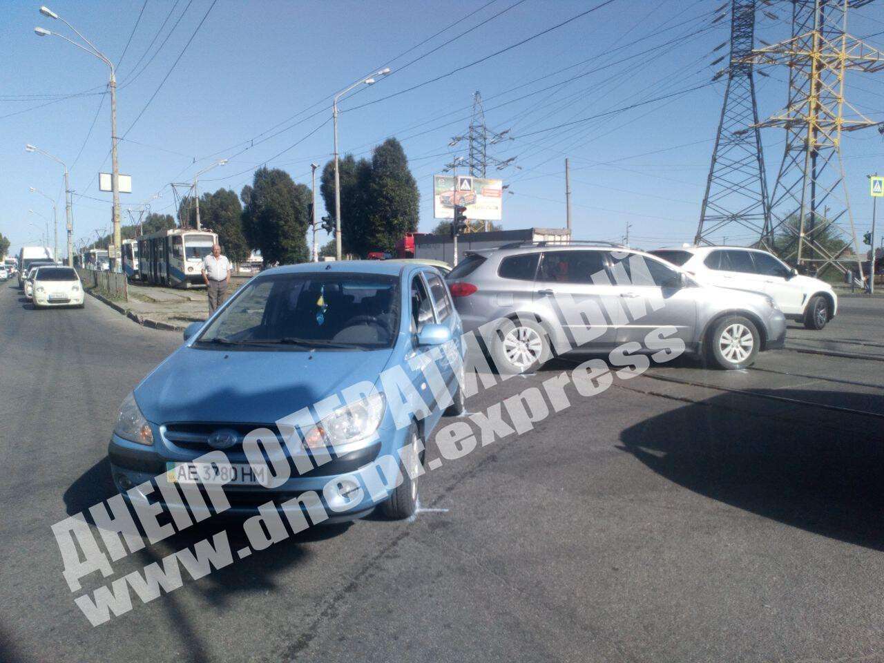 В Днепре на перекрестке Донецкого шоссе произошло ДТП с участием двух иномарок: Subaru в Hyundai. Видео момента аварии. Новости Днепра