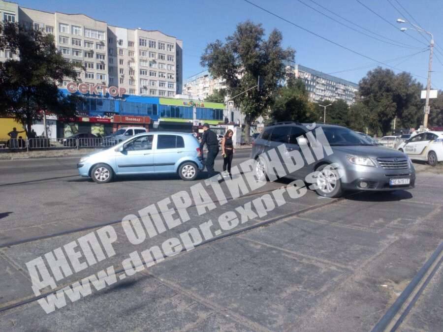В Днепре на Донецком шоссе Subaru врезался в Hyundai, движение трамваев заблокировано. Новости Днепра