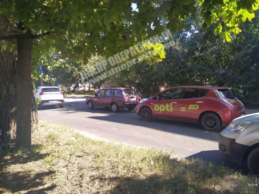 В Днепре на улице Запасной электромобиль Nissan врезался в ВАЗ