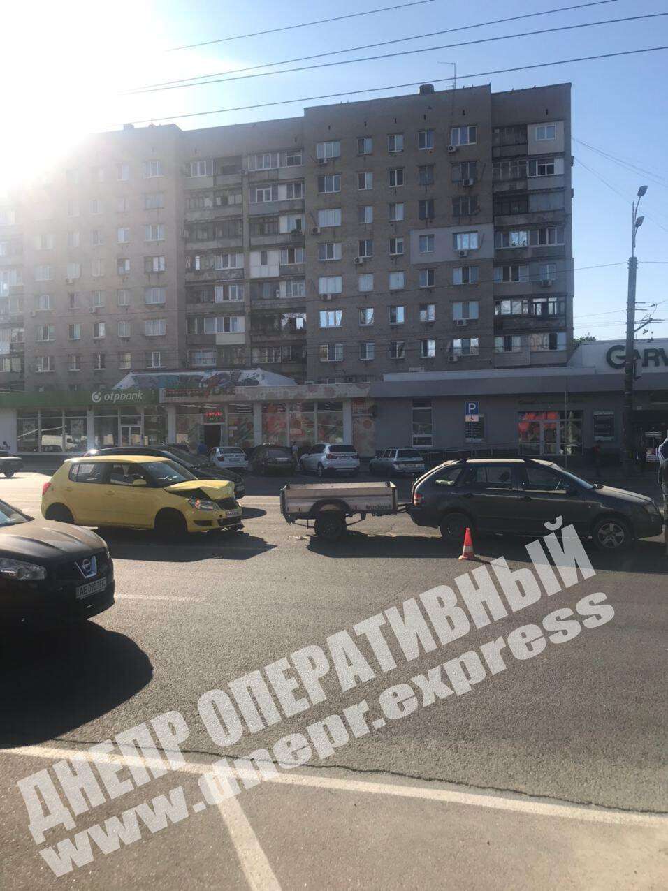 В Днепре на Слобожанском проспекте сегодня, 12 сентября, произошла авария с участием двух автомобилей Skoda. Новости  Днепра
