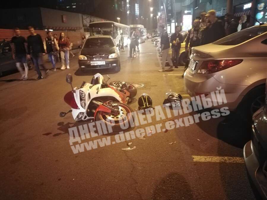 В центре Днепра мотоциклист, объезжая легковушку, врезался в другой автомобиль: есть пострадавшие (фото)