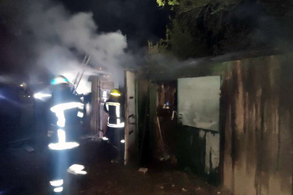 Под Днепром ночью горели уличные пристройки у частного дома: фото