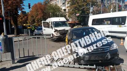 В Днепре столкнулись маршрутка и такси: есть пострадавшие (фото)