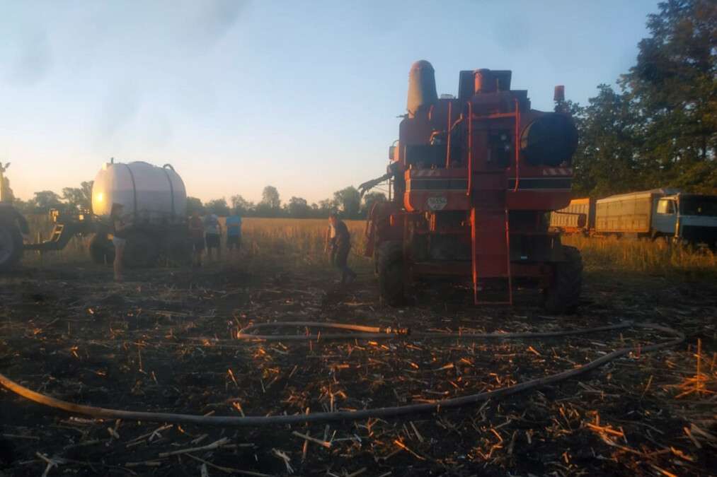 Под Днепром горел зерноуборочный комбайн: фото