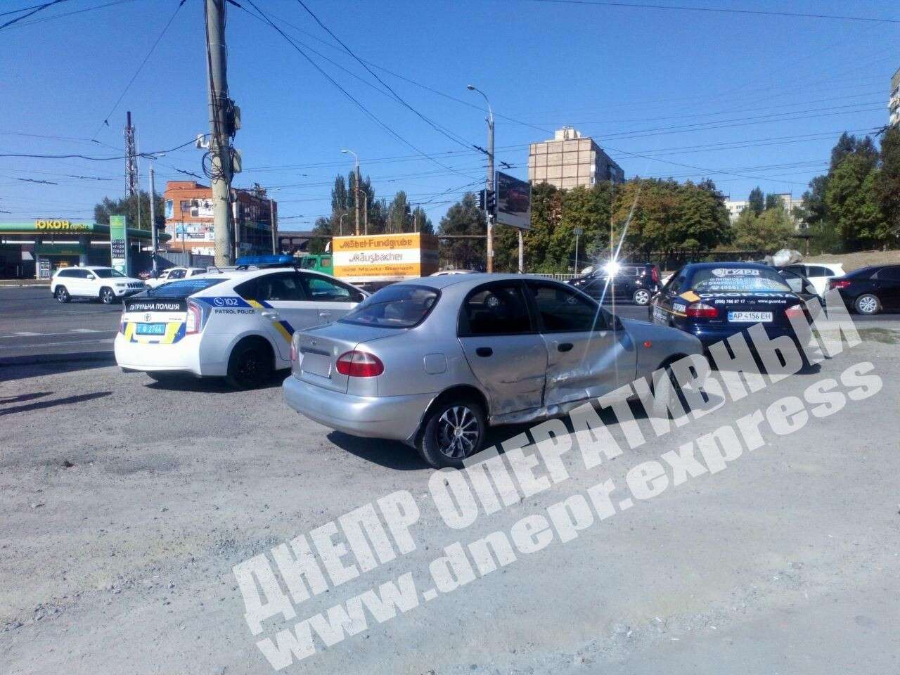 В Днепре на пересечении улиц Калиновая и Янтарная сегодня, 14 сентября, автомобиль Daewoo Lanos врезался в Daewoo Sens. Видео момента ДТП