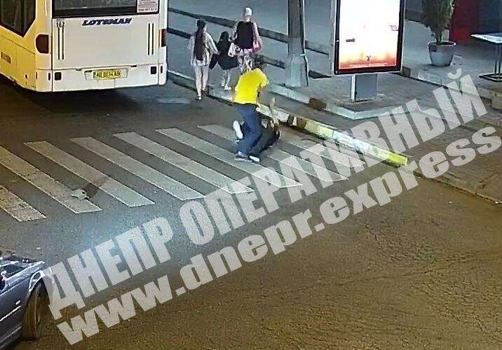 В центре Днепра трое парней подрались из-за девушки: видео момента. Новости Днепра