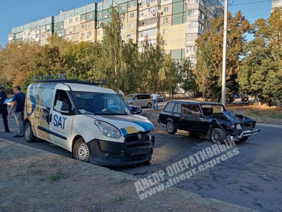 В Днепре на Шолохова пьяный водитель автомобиля ВАЗ спровоцировал ДТП: пострадал мужчина