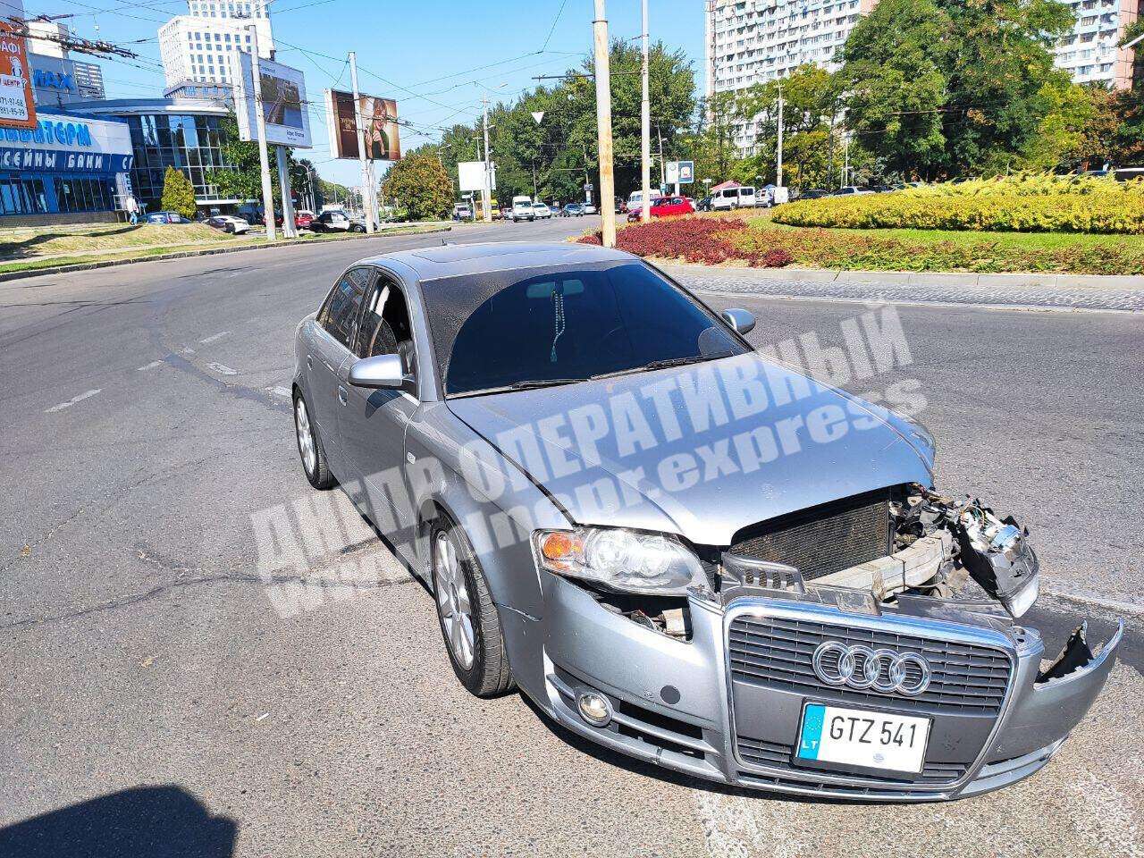В Днепре Mazda врезалась в Audi: фото