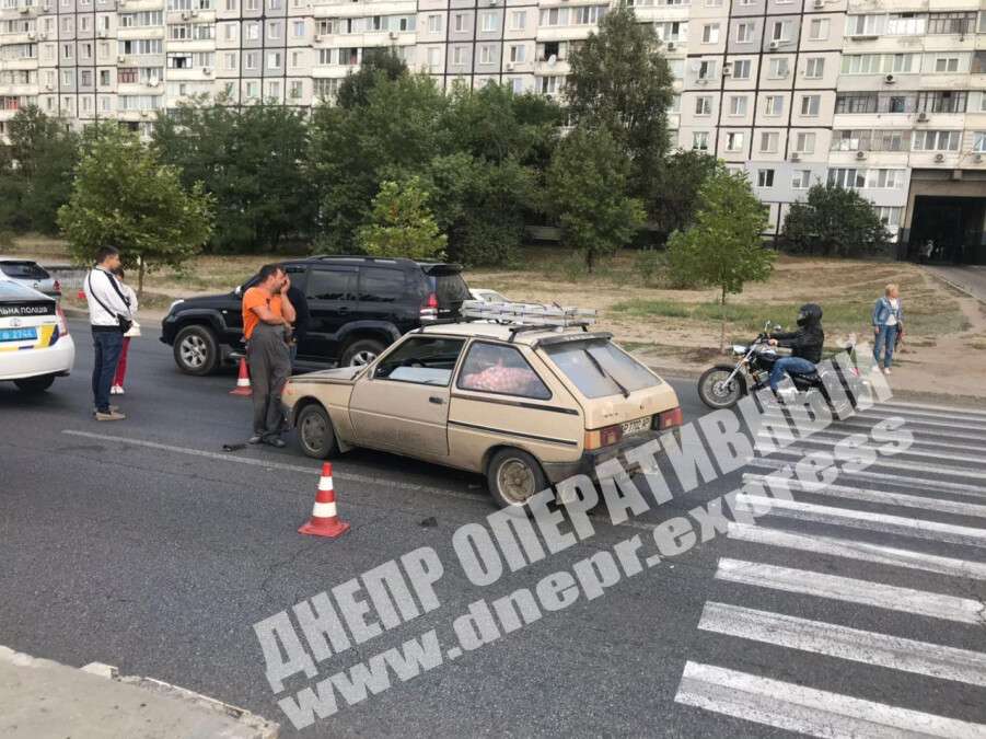 В Днепре на Донецком шоссе ЗАЗ сбил подростка: парня забрала скорая. Видео момента ДТП. Новости Днепра