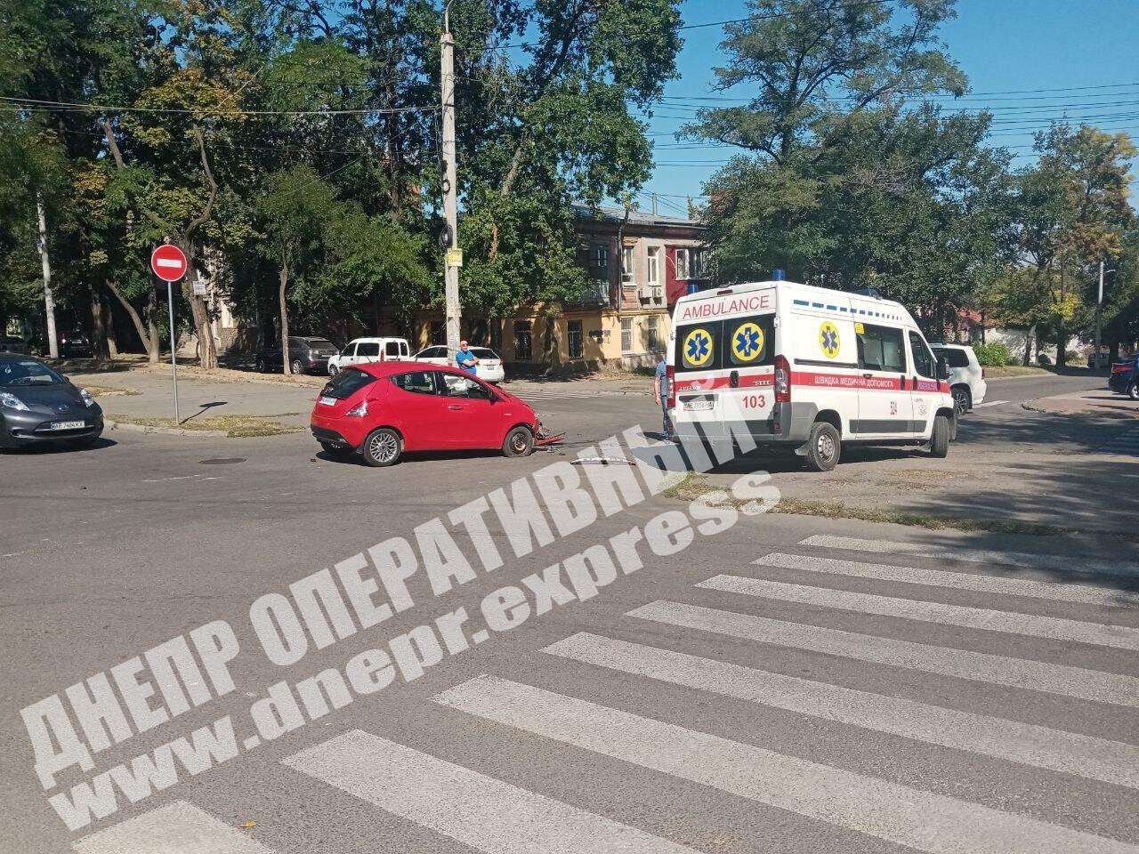 В Днепре на перекрестке улиц Бородинская и Александра Коныского сегодня, 15 сентября, произошло ДТП с участием автомобиля Lancia и Toyota Land Cruiser. Новости Днепра