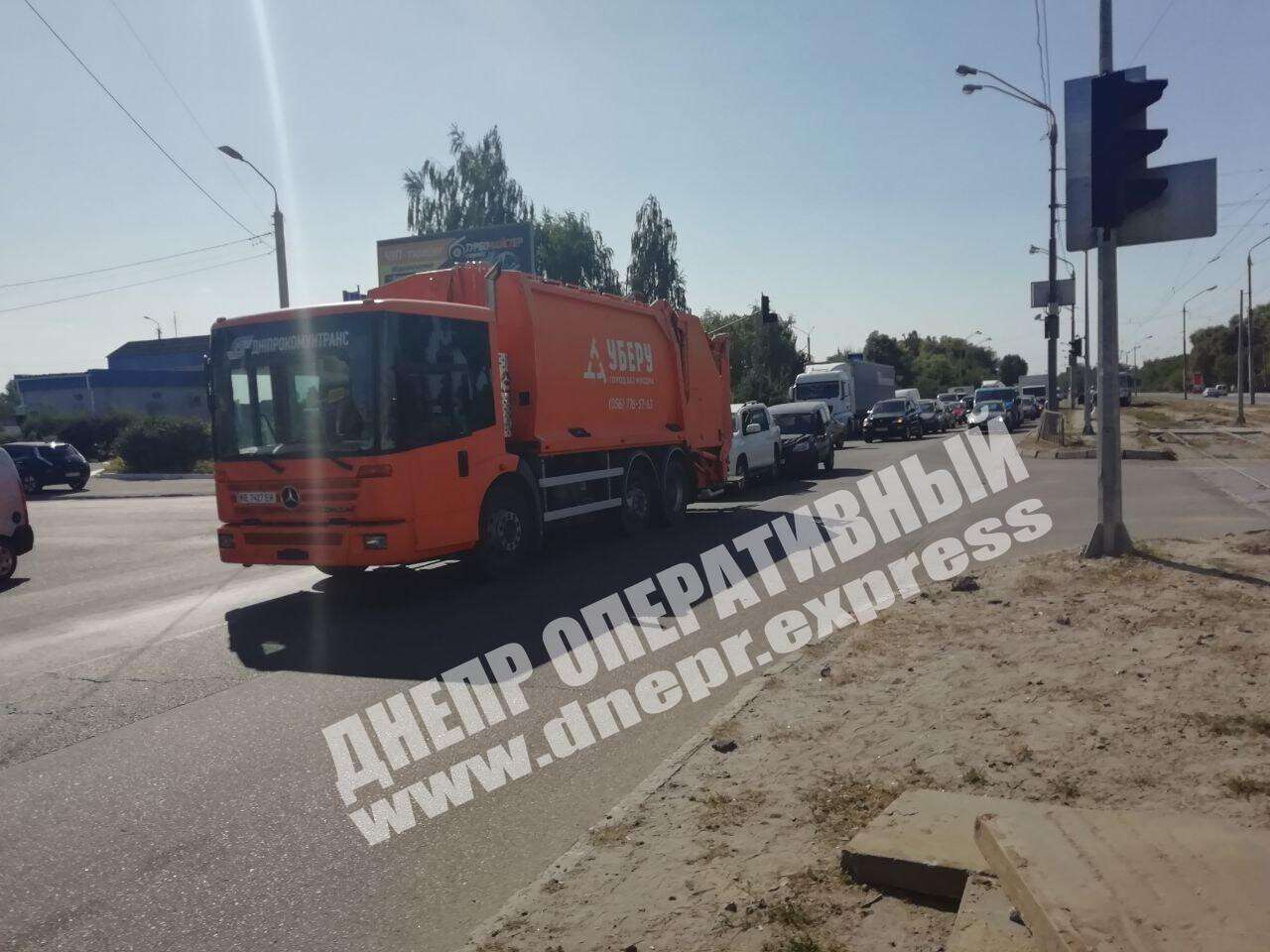 В Днепре на Донецком шоссе сегодня, 15 сентября, произошла авария с участием грузовика Mercedes (мусоровоз), автомобиля Toyota и Fiat Doblo. Видео момента ДТП. Новости Днепра