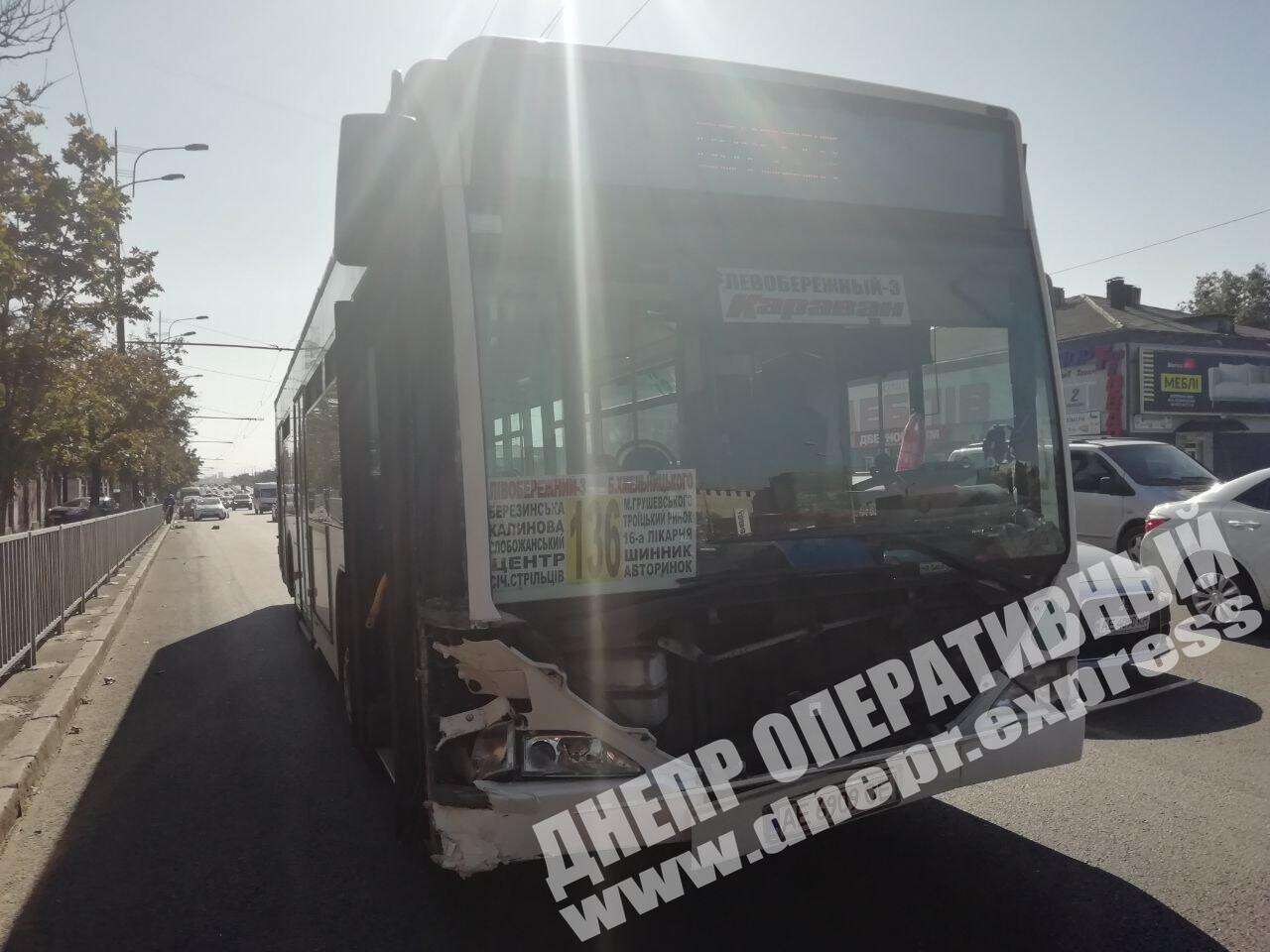 В Днепре на Слобожанском проспекте сегодня, 15 сентября, произошло ДТП с участием маршрутного автобуса №136 и легкового автомобиля Toyota Corolla. Новости Днепра
