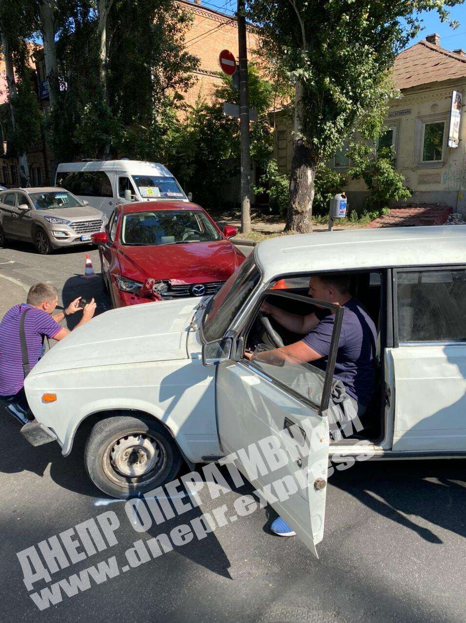 В Днепре на перекрестке улиц Олеся Гончара и Чернышевского автомобиль ВАЗ 2104 врезался в автомобиль Mazda CX-3. Новости Днепра