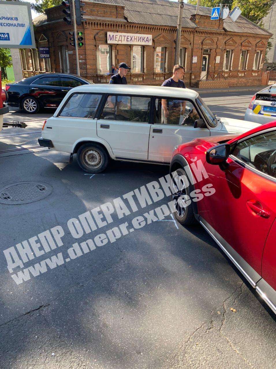 В Днепре на перекрестке улиц Олеся Гончара и Чернышевского автомобиль ВАЗ 2104 врезался в автомобиль Mazda CX-3. Новости Днепра