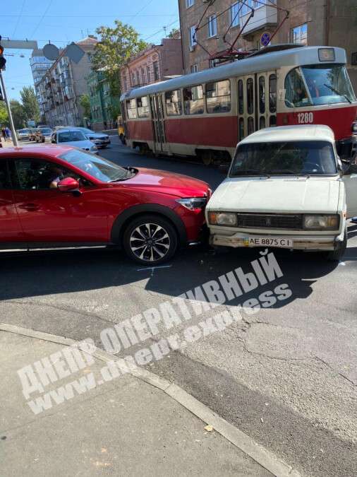 В Днепре на Олеся Гончара ВАЗ врезался в Mazda, подробности и фото. Новости Днепра