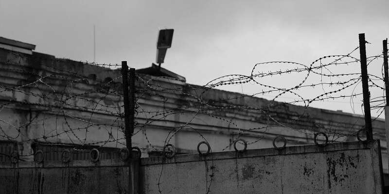 Под Днепром неизвестные средь бела дня передавали заключенным запрещенные предметы. Фото. Но