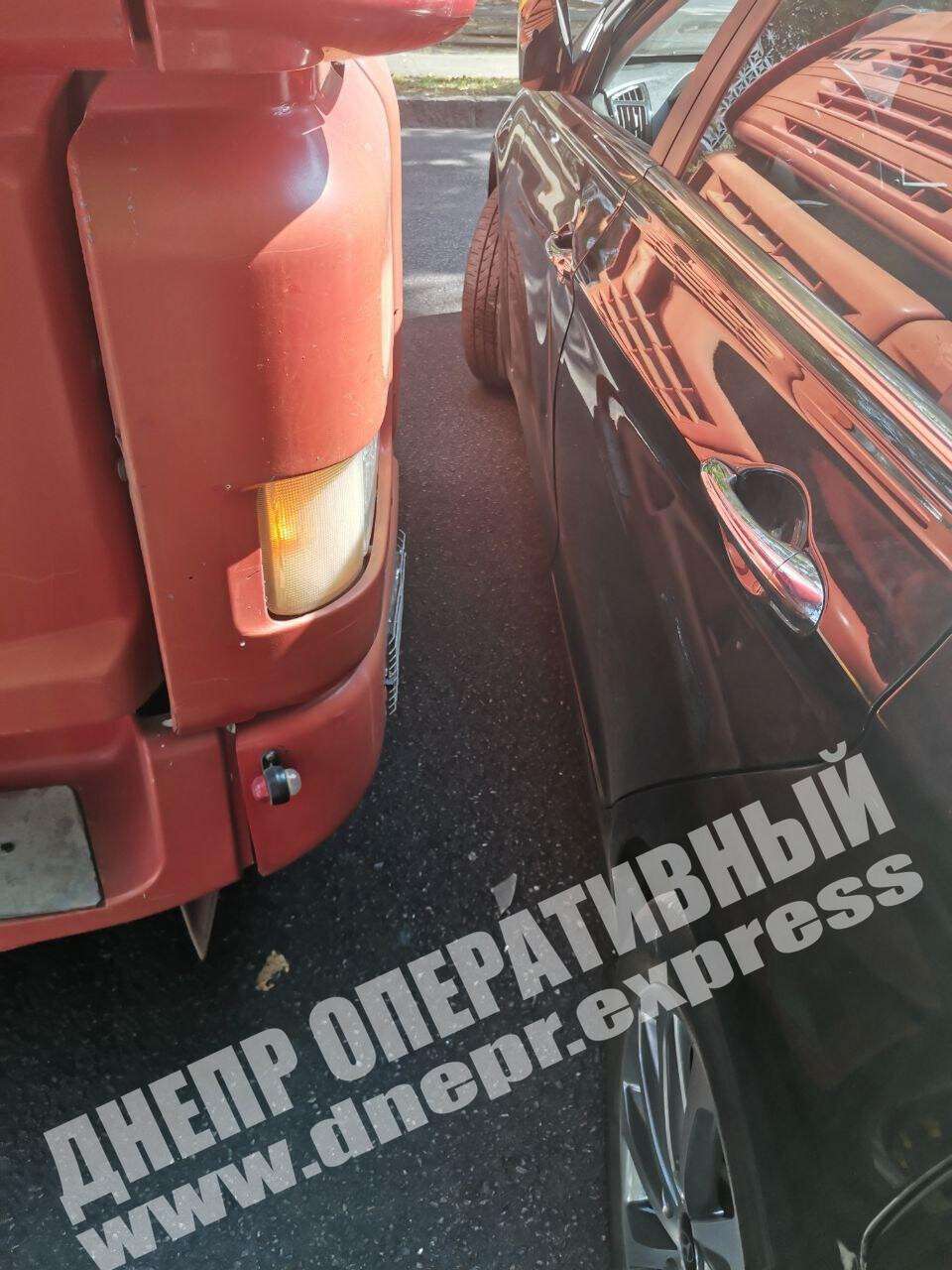В Днепре на улице Рабочей сегодня, 16 сентября, автомобиль Hyundai Sonata врезался в грузовой автомобиль DAF. Новости Днепра