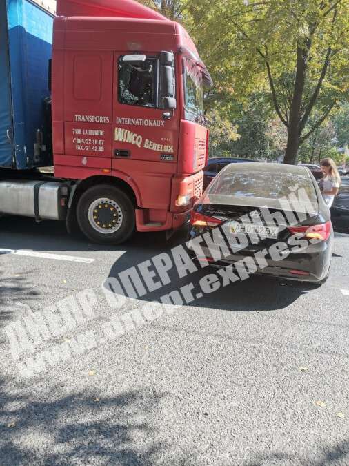 В Днепре на Рабочей женщина за рулем Hyundai врезалась в фуру, фото. Новости Днепра
