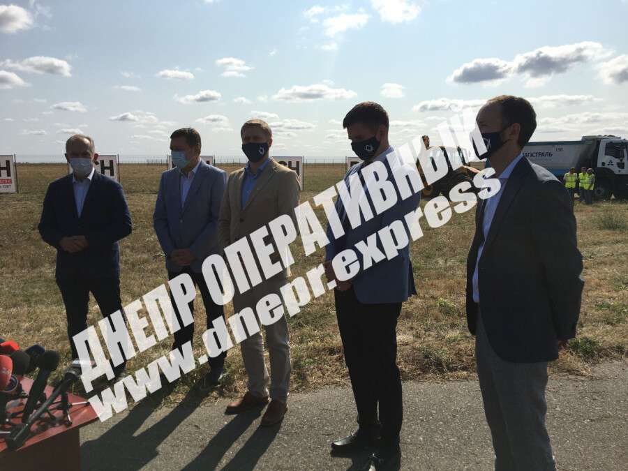 Даже не представили: зе-кандидат в мэры Днепра от «Слуги народа» пиарится на строительстве аэропорта (фото)