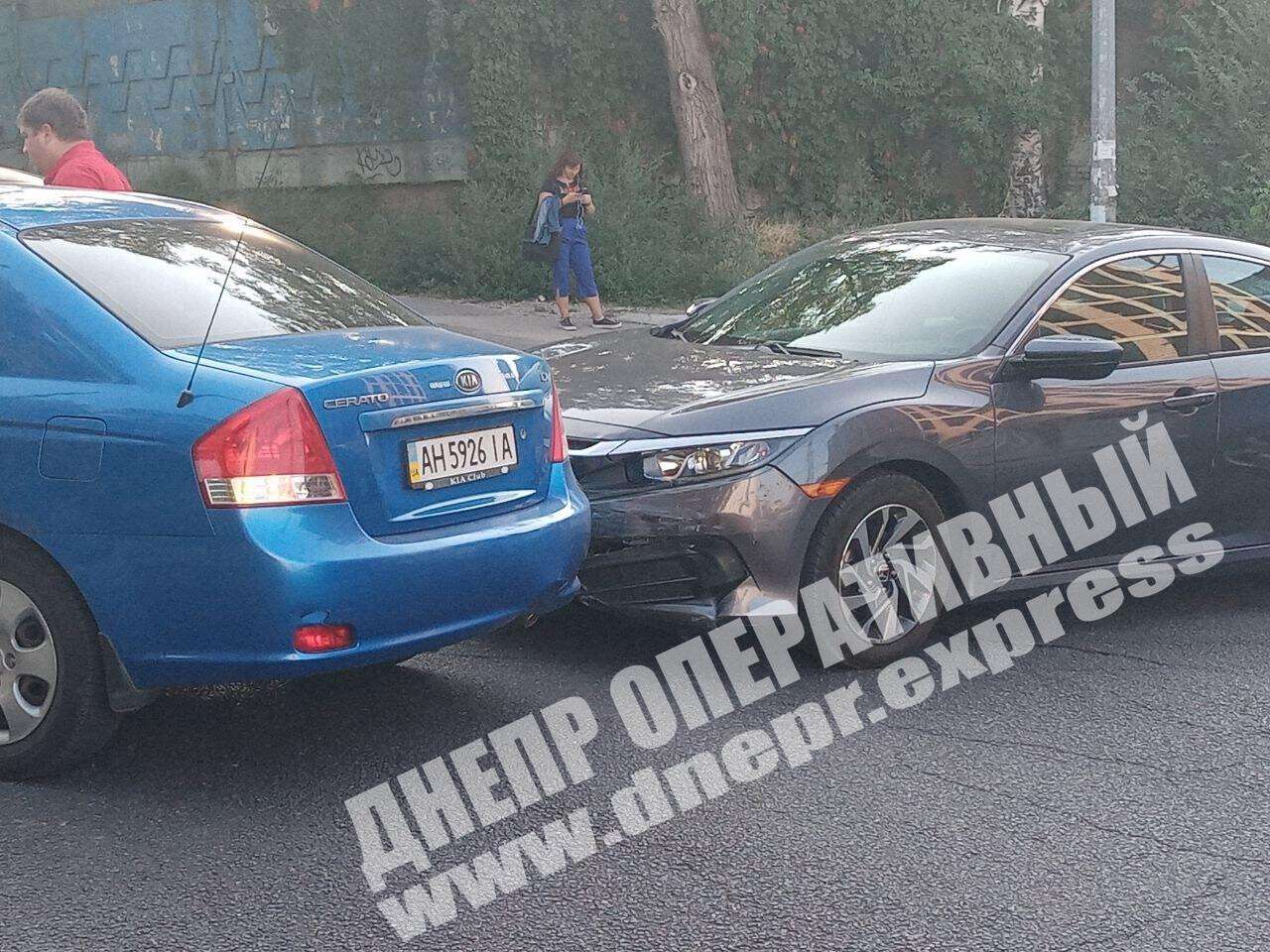 В Днепре на перекрестке улиц Короленко и Костомаровская сегодня, 16 сентября, произошло ДТП с участием двух легковых автомобилей: Honda и Kia. Новости Днепра