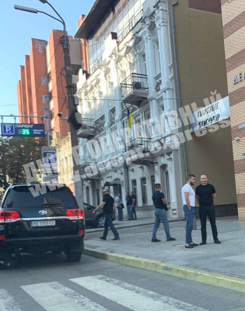 Автохам дня: в Днепре депутат Краснов от Громадськой силы в очередной раз нарушил правила парковки