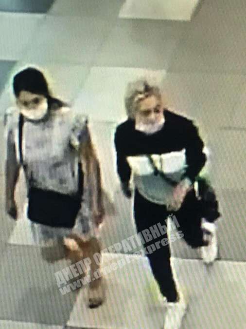 В Днепре в торговом центре "Терра" две женщины украли кошелек и попали на камеру наблюдения