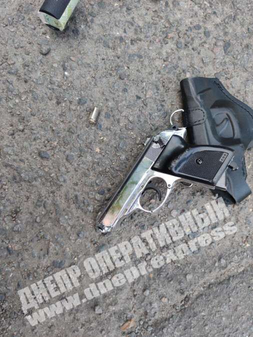 В Днепре на Тополе мужчина стрелял из пистолета возле супермаркета, видео. Новости Днепра