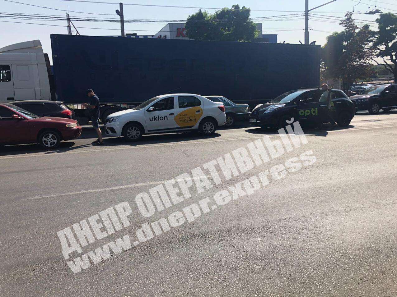В Днепре на улице Паникахи произошло ДТП с участием автомобилей служб такси Opti и Uklon. Новости Днепра