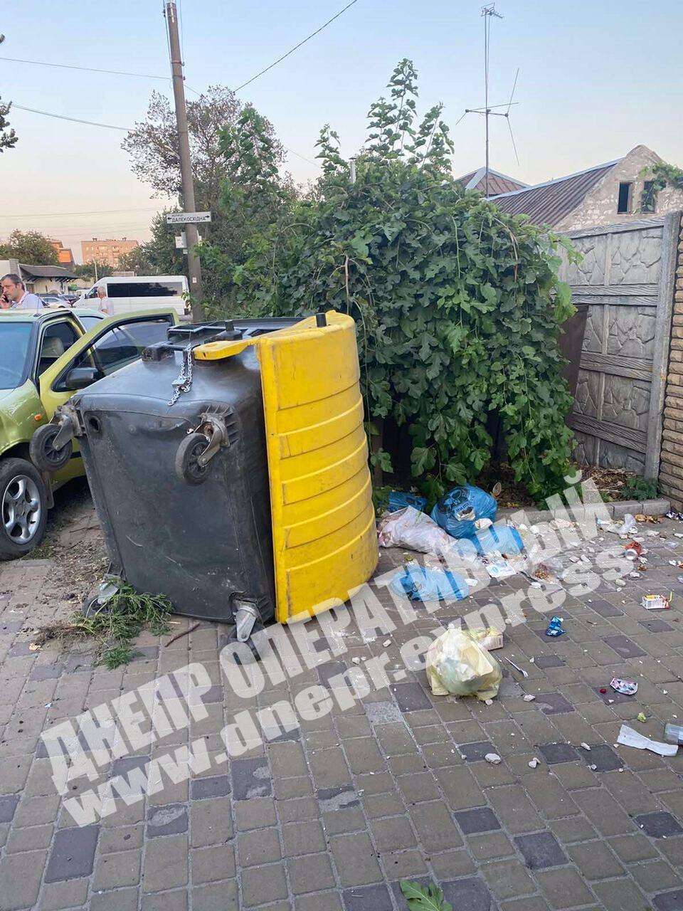 В Днепре на улице Байкальская водитель легкового автомобиля Nissan врезался в мусорный бак. Новости Днепра