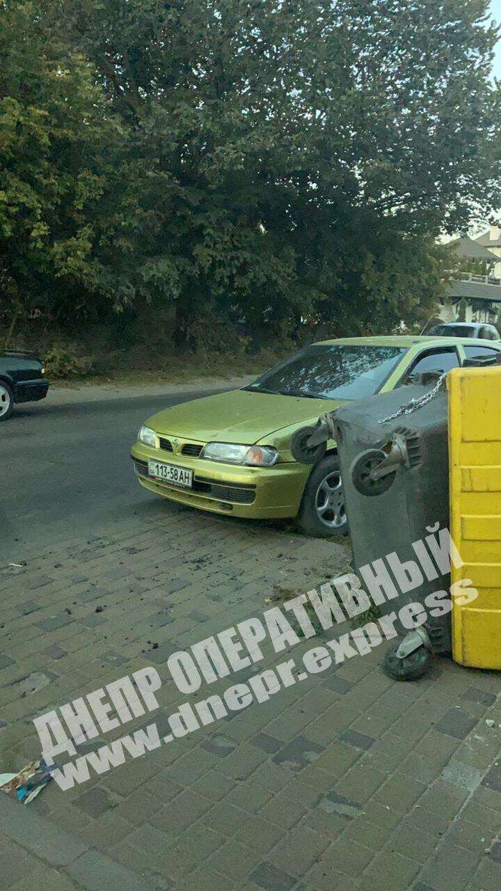 В Днепре на улице Байкальская водитель легкового автомобиля Nissan врезался в мусорный бак. Новости Днепра
