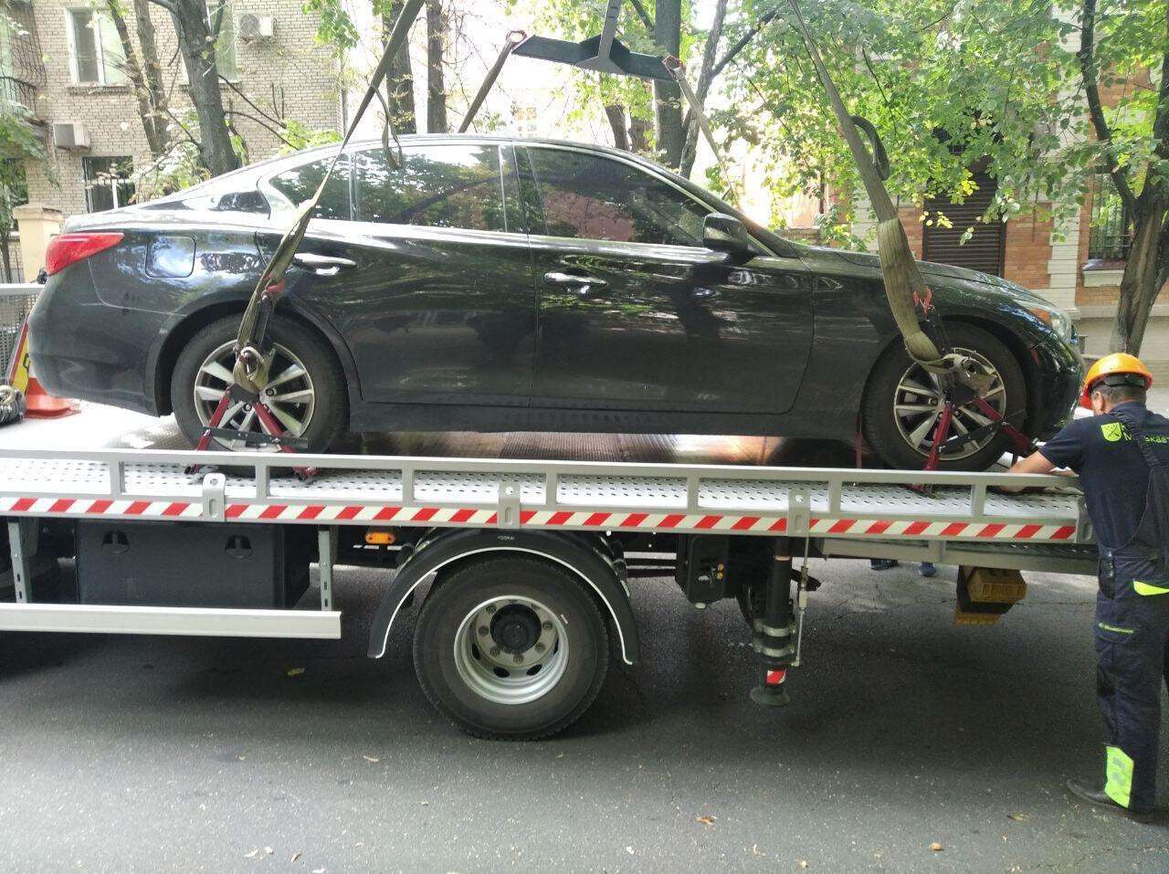 В Днепре вчера эвакуировали 17 авто, припаркованных с нарушениями: фото