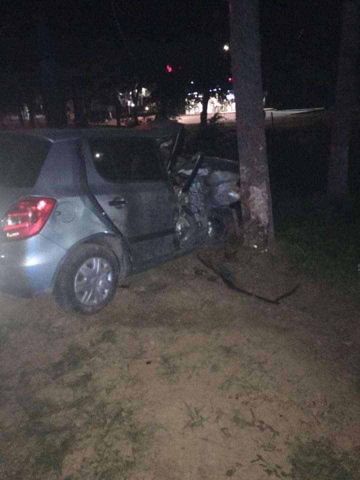 В Ужгороде пьяная водитель Skoda «влетела» в дерево: погибла 19-летняя пассажирка