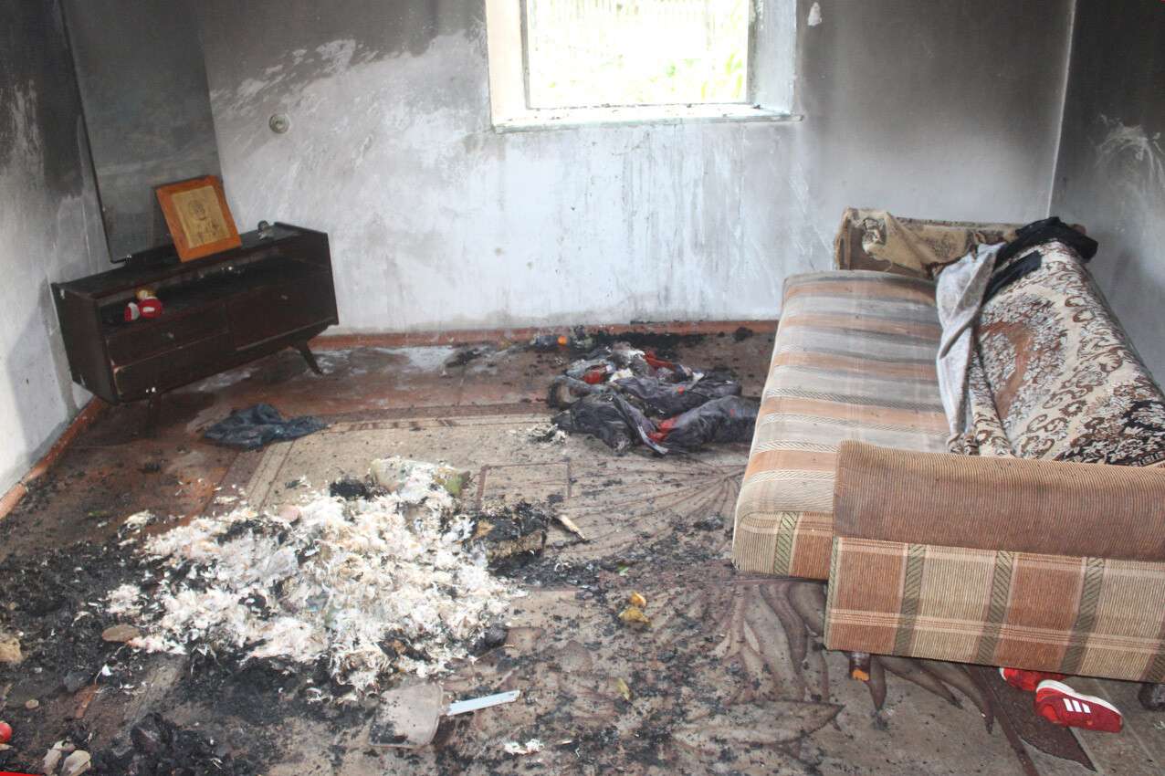 В Хмельницкой области на пожаре в жилом доме погиб младенец, двух детей спасли