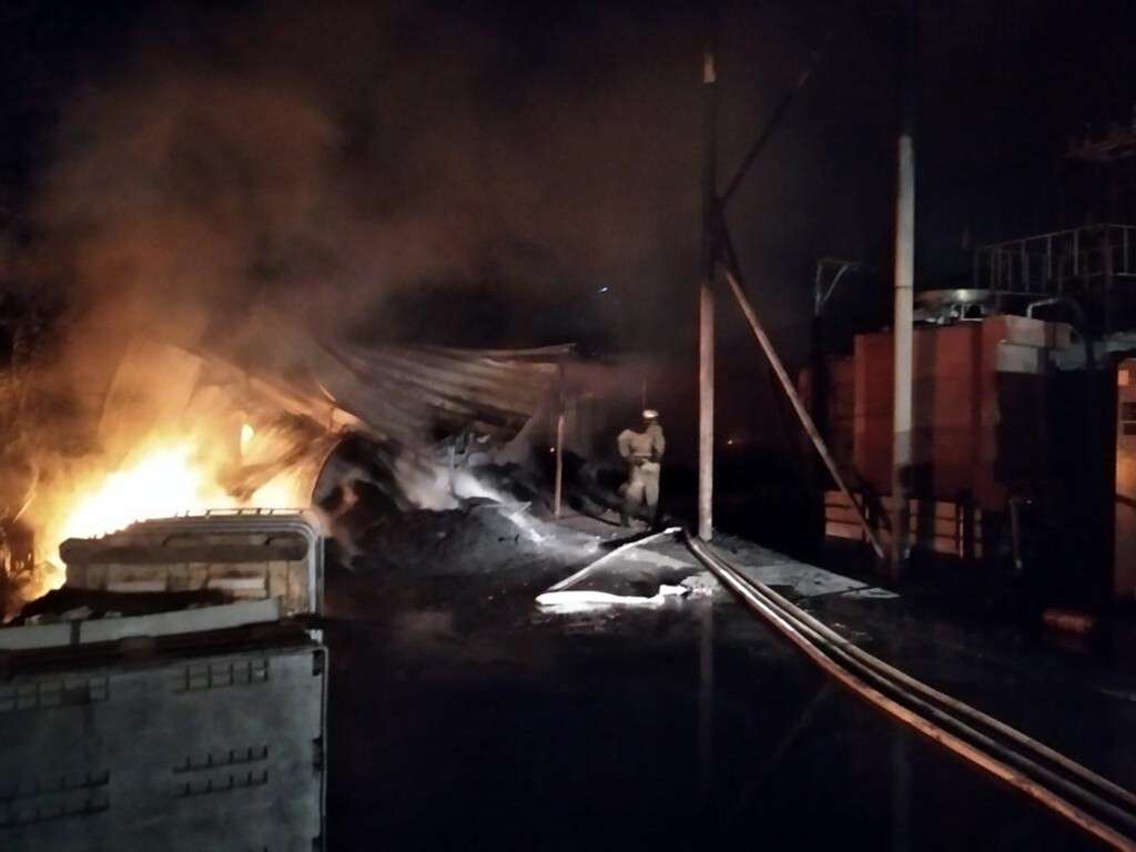 Под Днепром случился масштабный пожар на предприятии (фото)