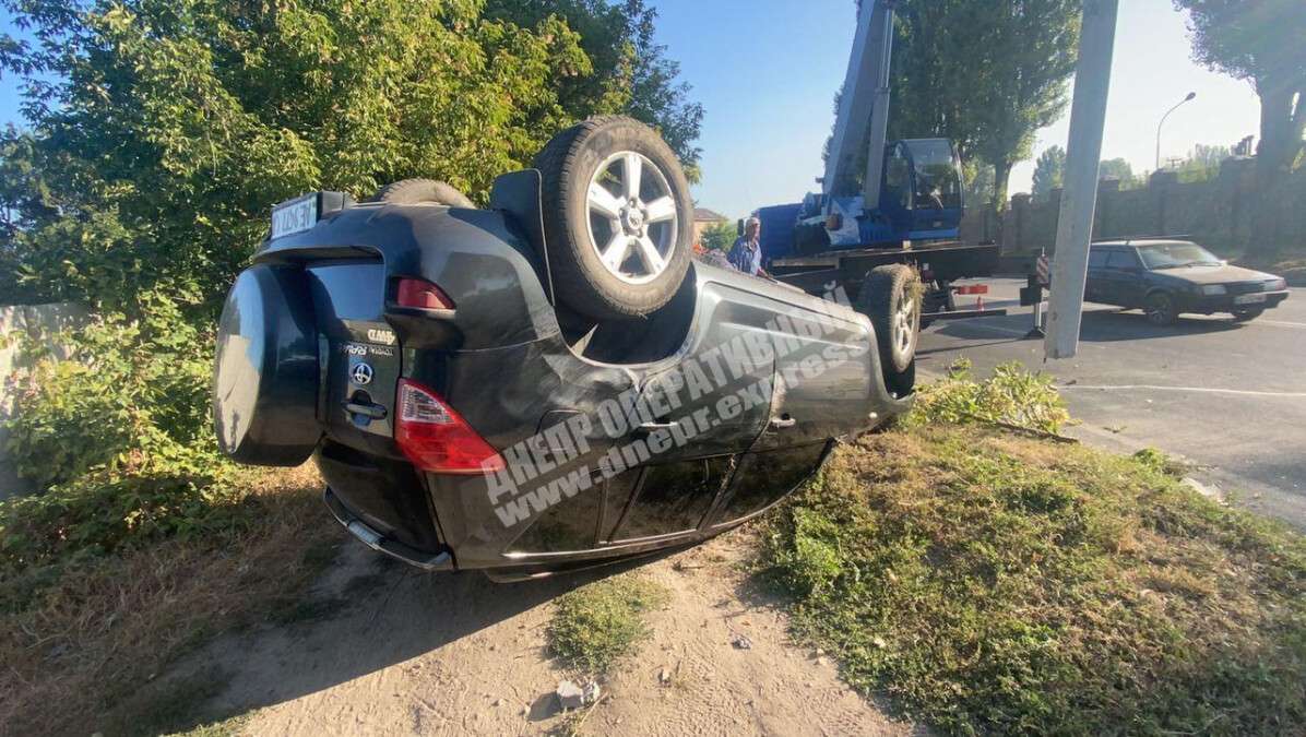 В Днепре на Криворожской автомобиль Toyota RAV-4 снес столб и перевернулся: пострадала девушка